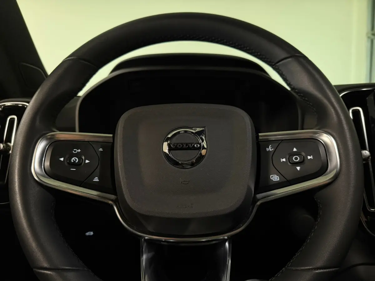 Plus | Trekhaak | All Season banden | Adaptieve Cruise Control | Stoel en Stuurwielverwarming | 19 inch | Parkeercamera | Pilot Assist | BLIS Dode Hoek Detectie | Textiel City Canvas bekledi
