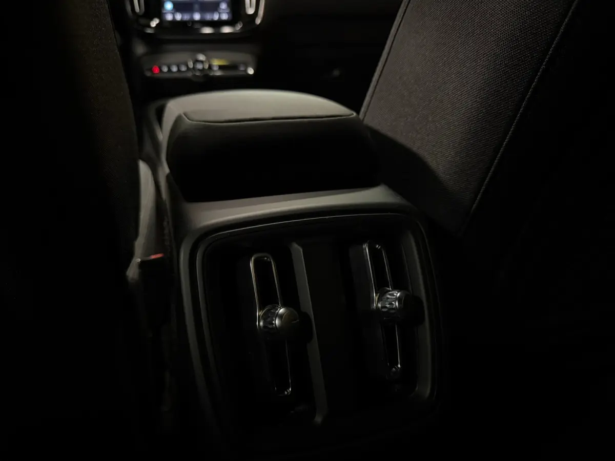 Plus | Trekhaak | All Season banden | Adaptieve Cruise Control | Stoel en Stuurwielverwarming | 19 inch | Parkeercamera | Pilot Assist | BLIS Dode Hoek Detectie | Textiel City Canvas bekledi