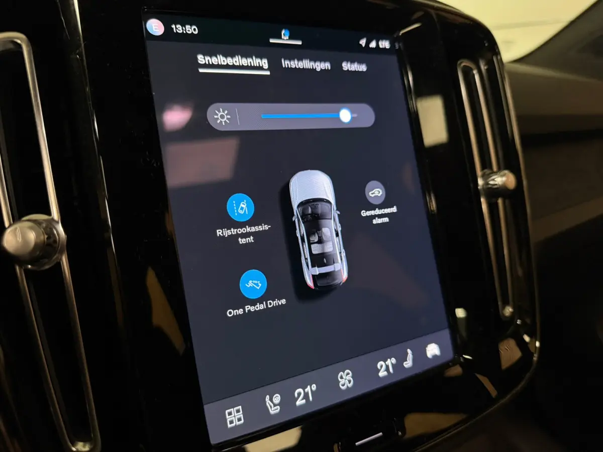Recharge Plus 69 kWh | All-season banden | Parkeercamera | Adaptieve Cruise Control | Pilot Assist | Stoel en Stuurwielverwarming | Panoramadak | 19 Inch | Zitting verlenging voorstoelen | B