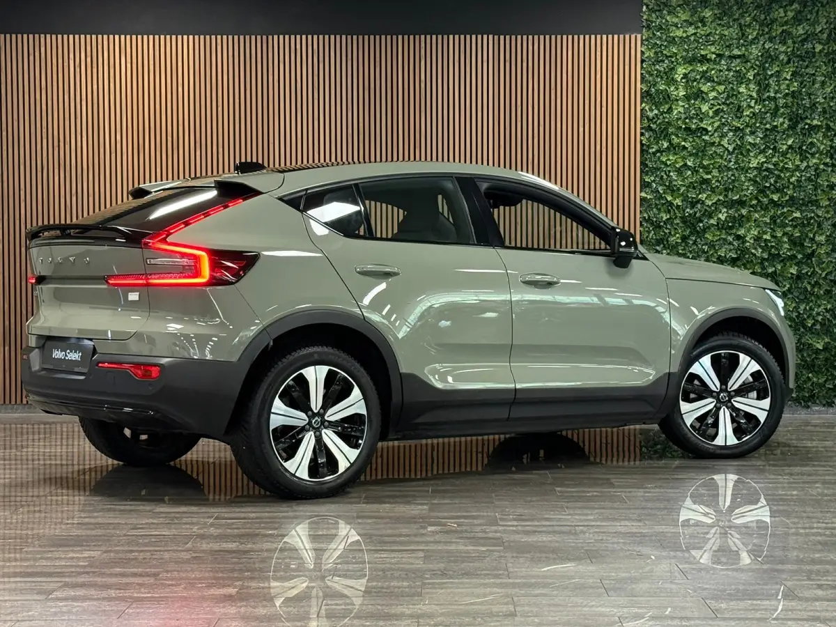 Recharge Plus 69 kWh | All-season banden | Parkeercamera | Adaptieve Cruise Control | Pilot Assist | Stoel en Stuurwielverwarming | Panoramadak | 19 Inch | Zitting verlenging voorstoelen | B