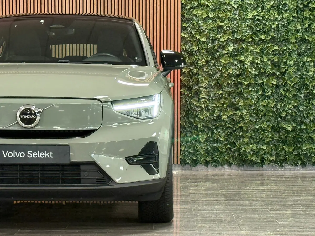 Recharge Plus 69 kWh | All-season banden | Parkeercamera | Adaptieve Cruise Control | Pilot Assist | Stoel en Stuurwielverwarming | Panoramadak | 19 Inch | Zitting verlenging voorstoelen | B