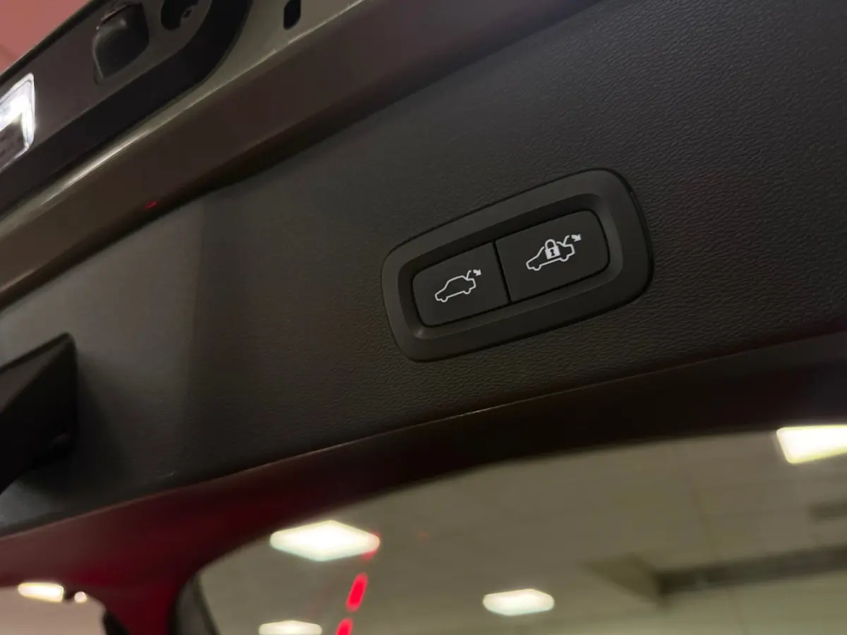 Recharge Plus 69 kWh | All-season banden | Parkeercamera | Adaptieve Cruise Control | Pilot Assist | Stoel en Stuurwielverwarming | Panoramadak | 19 Inch | Zitting verlenging voorstoelen | B