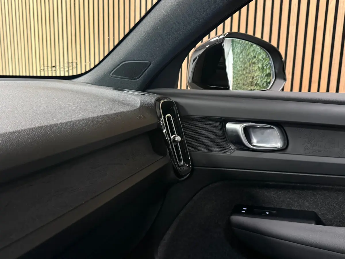 Recharge Plus 69 kWh | All-season banden | Parkeercamera | Adaptieve Cruise Control | Pilot Assist | Stoel en Stuurwielverwarming | Panoramadak | 19 Inch | Zitting verlenging voorstoelen | B