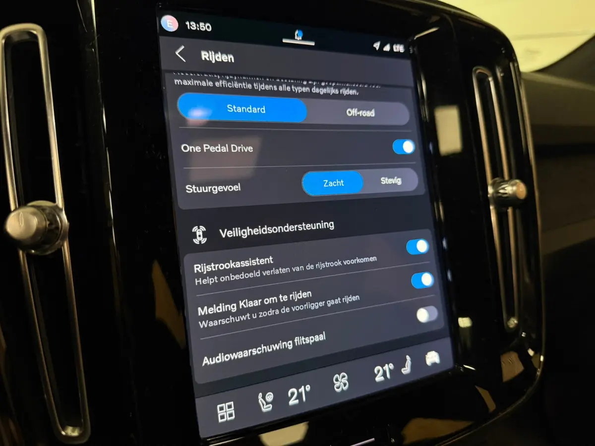 Recharge Plus 69 kWh | All-season banden | Parkeercamera | Adaptieve Cruise Control | Pilot Assist | Stoel en Stuurwielverwarming | Panoramadak | 19 Inch | Zitting verlenging voorstoelen | B