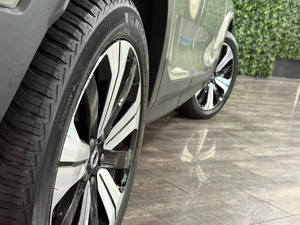 Recharge Plus 69 kWh | All-season banden | Parkeercamera | Adaptieve Cruise Control | Pilot Assist | Stoel en Stuurwielverwarming | Panoramadak | 19 Inch | Zitting verlenging voorstoelen | B