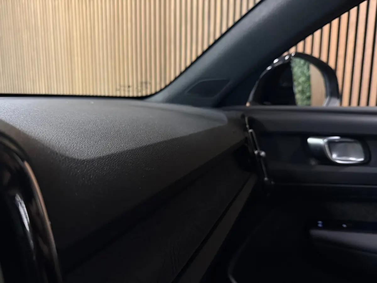 Recharge Plus 69 kWh | All-season banden | Parkeercamera | Adaptieve Cruise Control | Pilot Assist | Stoel en Stuurwielverwarming | Panoramadak | 19 Inch | Zitting verlenging voorstoelen | B