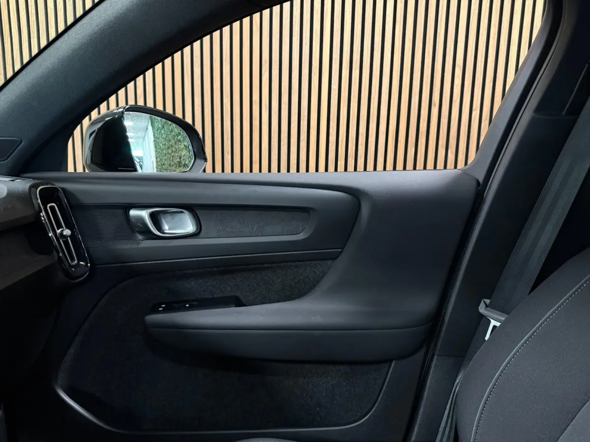 Recharge Plus 69 kWh | All-season banden | Parkeercamera | Adaptieve Cruise Control | Pilot Assist | Stoel en Stuurwielverwarming | Panoramadak | 19 Inch | Zitting verlenging voorstoelen | B