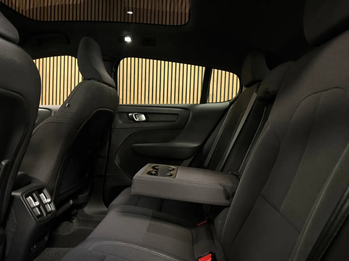 Recharge Plus 69 kWh | All-season banden | Parkeercamera | Adaptieve Cruise Control | Pilot Assist | Stoel en Stuurwielverwarming | Panoramadak | 19 Inch | Zitting verlenging voorstoelen | B