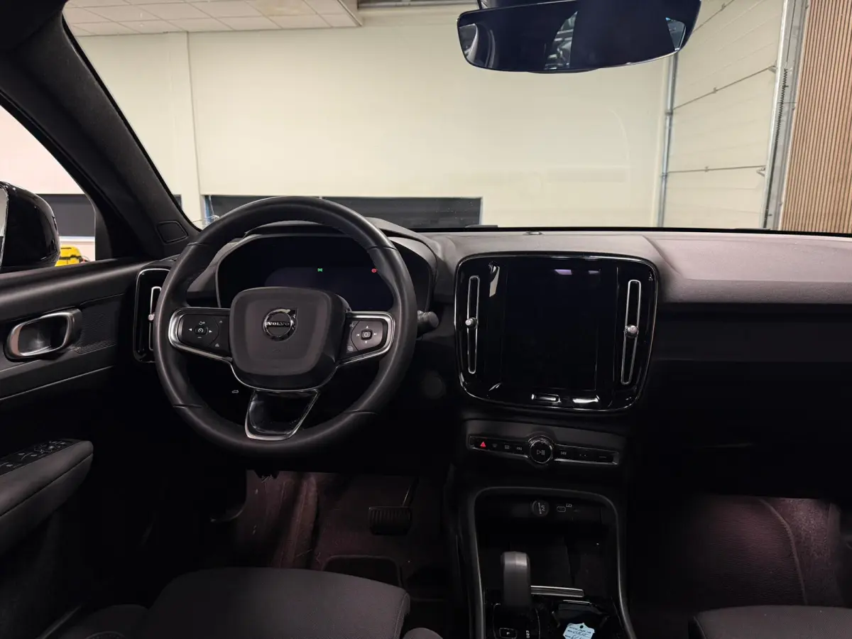 Recharge Plus 69 kWh | All-season banden | Parkeercamera | Adaptieve Cruise Control | Pilot Assist | Stoel en Stuurwielverwarming | Panoramadak | 19 Inch | Zitting verlenging voorstoelen | B