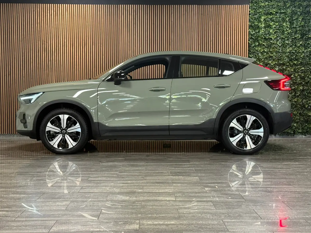 Recharge Plus 69 kWh | All-season banden | Parkeercamera | Adaptieve Cruise Control | Pilot Assist | Stoel en Stuurwielverwarming | Panoramadak | 19 Inch | Zitting verlenging voorstoelen | B