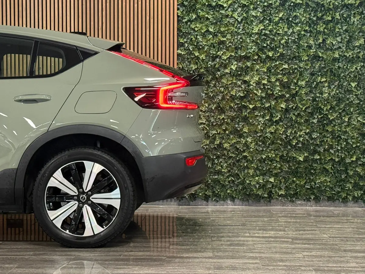 Recharge Plus 69 kWh | All-season banden | Parkeercamera | Adaptieve Cruise Control | Pilot Assist | Stoel en Stuurwielverwarming | Panoramadak | 19 Inch | Zitting verlenging voorstoelen | B