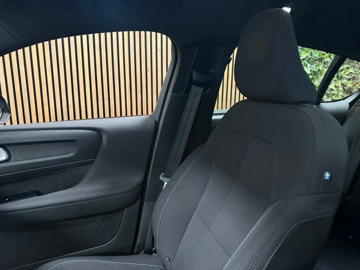 Recharge Plus 69 kWh | All-season banden | Parkeercamera | Adaptieve Cruise Control | Pilot Assist | Stoel en Stuurwielverwarming | Panoramadak | 19 Inch | Zitting verlenging voorstoelen | B