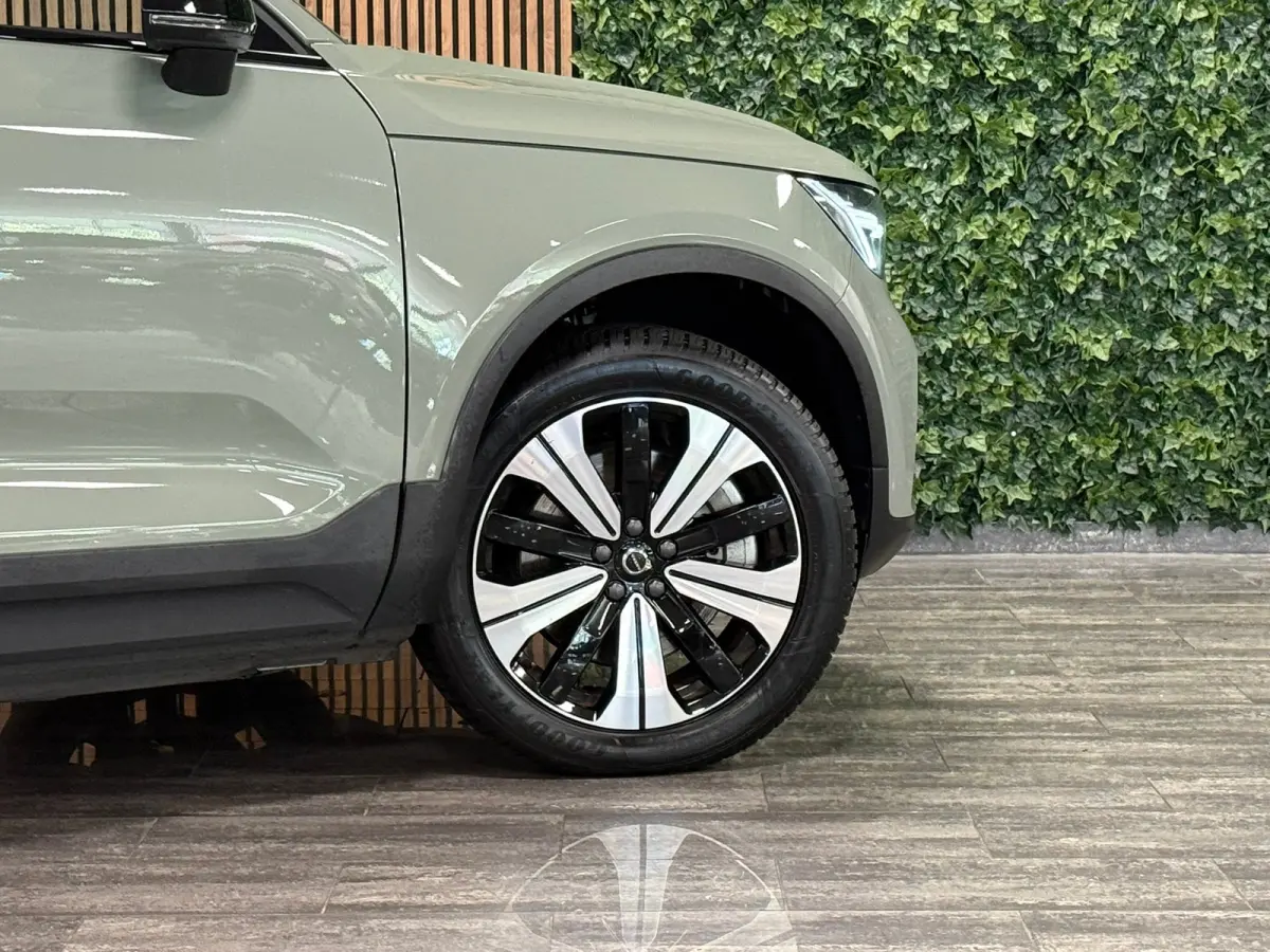 Recharge Plus 69 kWh | All-season banden | Parkeercamera | Adaptieve Cruise Control | Pilot Assist | Stoel en Stuurwielverwarming | Panoramadak | 19 Inch | Zitting verlenging voorstoelen | B