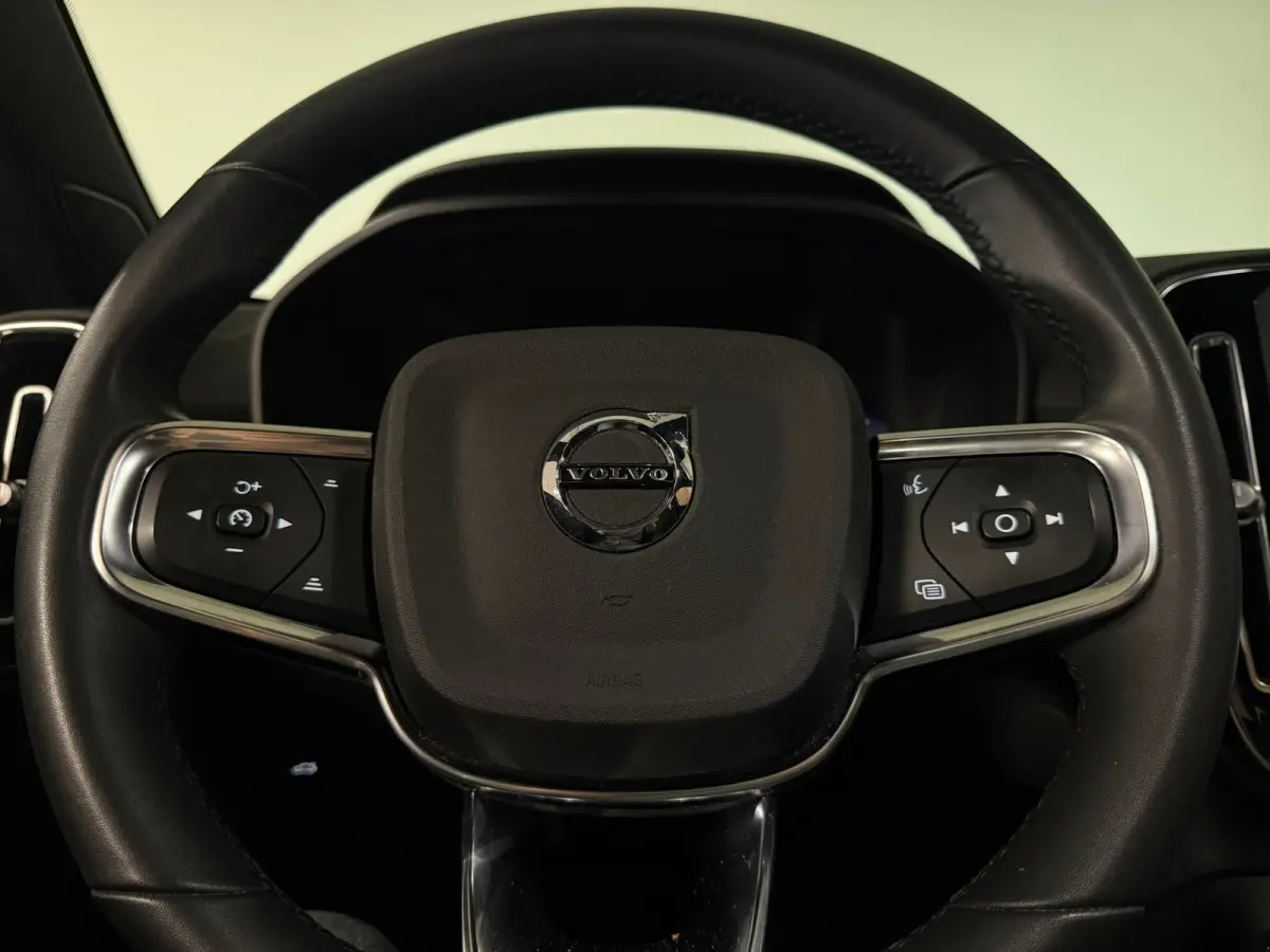 Recharge Plus 69 kWh | All-season banden | Parkeercamera | Adaptieve Cruise Control | Pilot Assist | Stoel en Stuurwielverwarming | Panoramadak | 19 Inch | Zitting verlenging voorstoelen | B