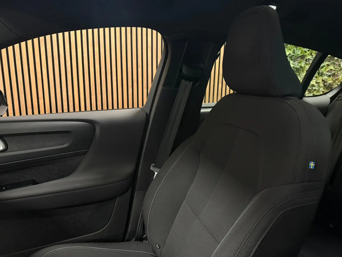 Recharge Plus 69 kWh | All-season banden | Parkeercamera | Adaptieve Cruise Control | Pilot Assist | Stoel en Stuurwielverwarming | Panoramadak | 19 Inch | Zitting verlenging voorstoelen | B