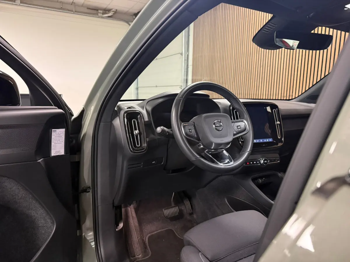 Recharge Plus 69 kWh | All-season banden | Parkeercamera | Adaptieve Cruise Control | Pilot Assist | Stoel en Stuurwielverwarming | Panoramadak | 19 Inch | Zitting verlenging voorstoelen | B
