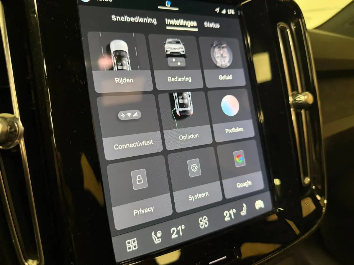 Recharge Plus 69 kWh | All-season banden | Parkeercamera | Adaptieve Cruise Control | Pilot Assist | Stoel en Stuurwielverwarming | Panoramadak | 19 Inch | Zitting verlenging voorstoelen | B