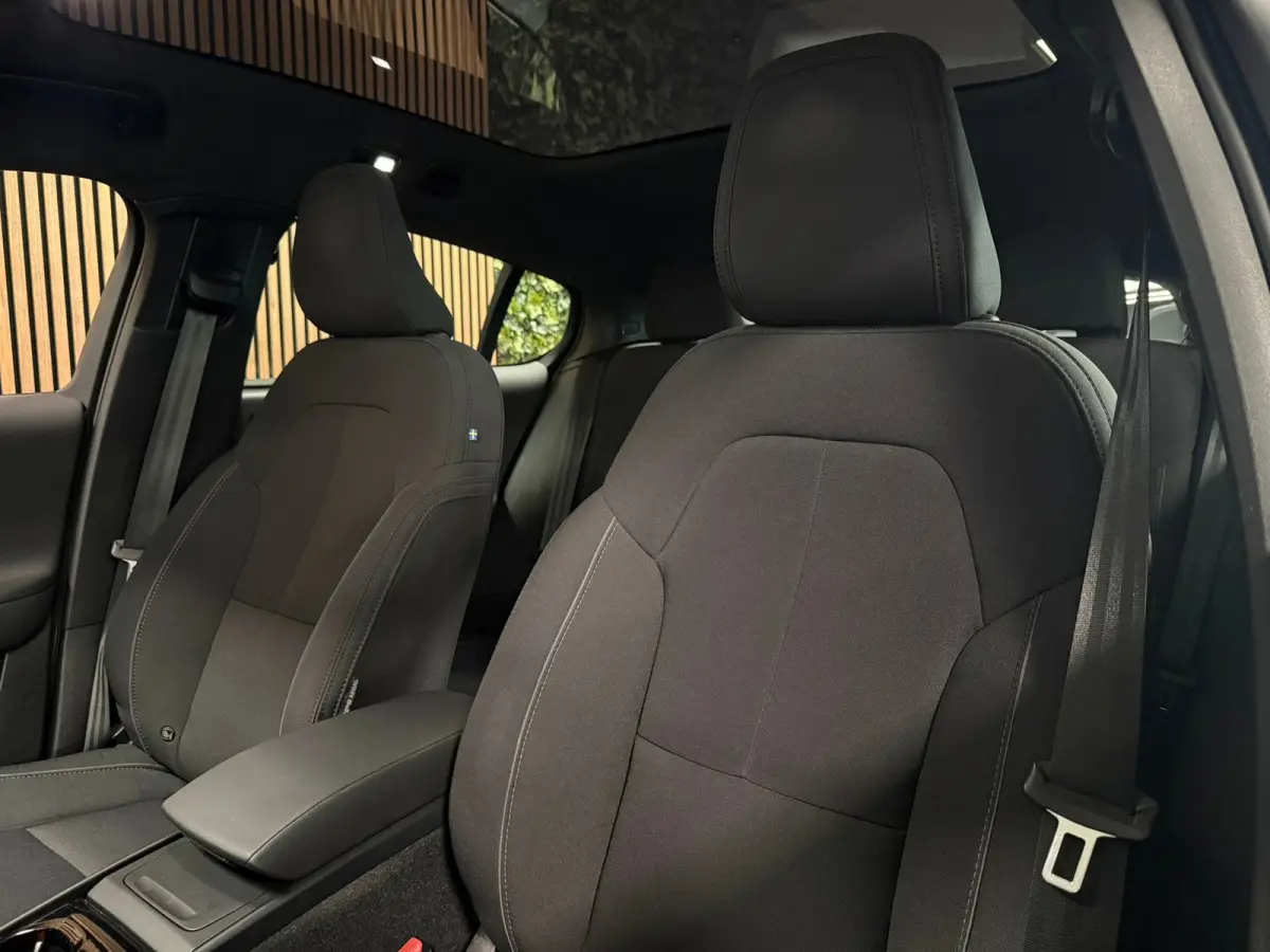 Recharge Plus 69 kWh | All-season banden | Parkeercamera | Adaptieve Cruise Control | Pilot Assist | Stoel en Stuurwielverwarming | Panoramadak | 19 Inch | Zitting verlenging voorstoelen | B