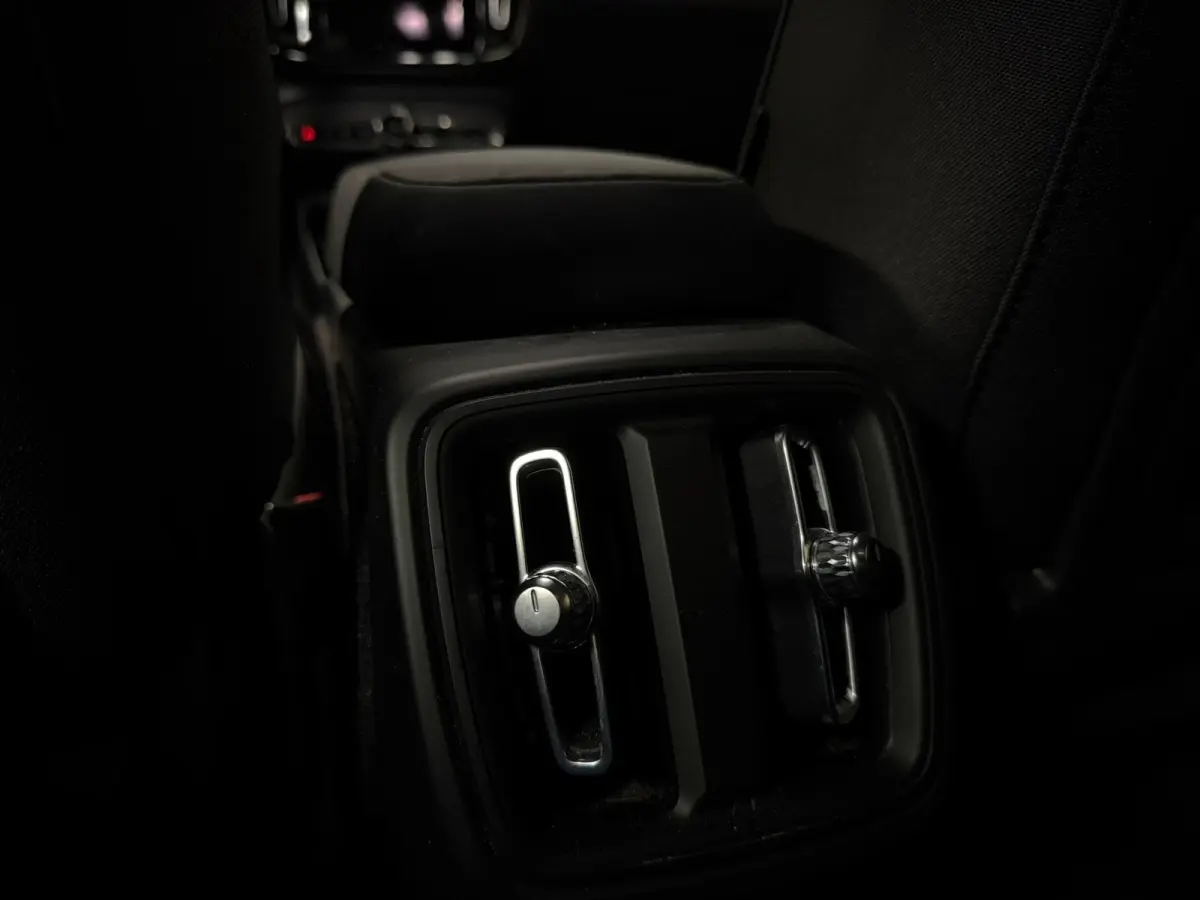 Recharge Plus 69 kWh | All-season banden | Parkeercamera | Adaptieve Cruise Control | Pilot Assist | Stoel en Stuurwielverwarming | Panoramadak | 19 Inch | Zitting verlenging voorstoelen | B