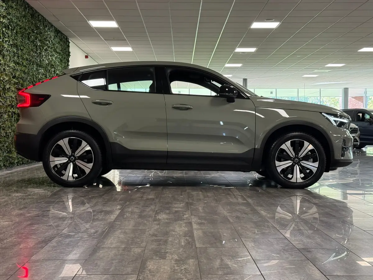 Recharge Plus 69 kWh | All-season banden | Parkeercamera | Adaptieve Cruise Control | Pilot Assist | Stoel en Stuurwielverwarming | Panoramadak | 19 Inch | Zitting verlenging voorstoelen | B