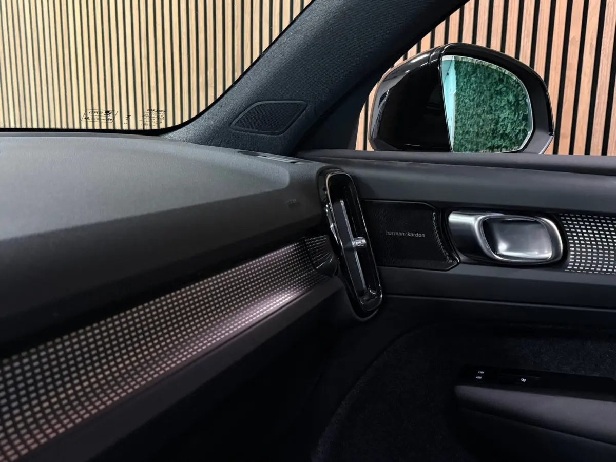 Pro | Trekhaak | Schuifdak | 360° Camera | Harman Kardon | Adaptieve Cruise Control | Bestuurdersstoel elektrisch geheugen | Stoel en Stuurwielverwarming | 20 Inch | Passagiersstoel elektri