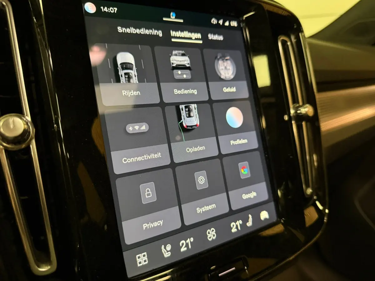 Pro | Trekhaak | Schuifdak | 360° Camera | Harman Kardon | Adaptieve Cruise Control | Bestuurdersstoel elektrisch geheugen | Stoel en Stuurwielverwarming | 20 Inch | Passagiersstoel elektri