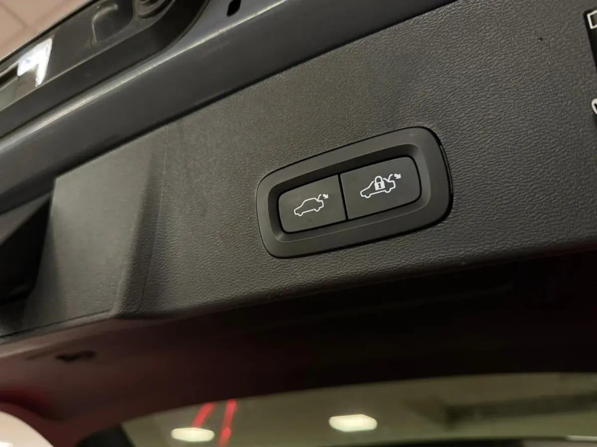 Pro | Trekhaak | Schuifdak | 360° Camera | Harman Kardon | Adaptieve Cruise Control | Bestuurdersstoel elektrisch geheugen | Stoel en Stuurwielverwarming | 20 Inch | Passagiersstoel elektri