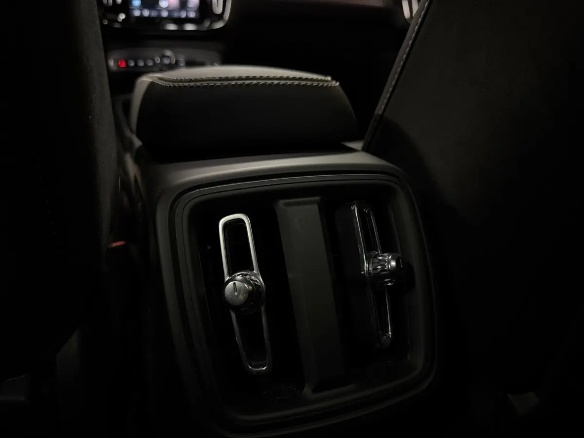 Pro | Trekhaak | Schuifdak | 360° Camera | Harman Kardon | Adaptieve Cruise Control | Bestuurdersstoel elektrisch geheugen | Stoel en Stuurwielverwarming | 20 Inch | Passagiersstoel elektri