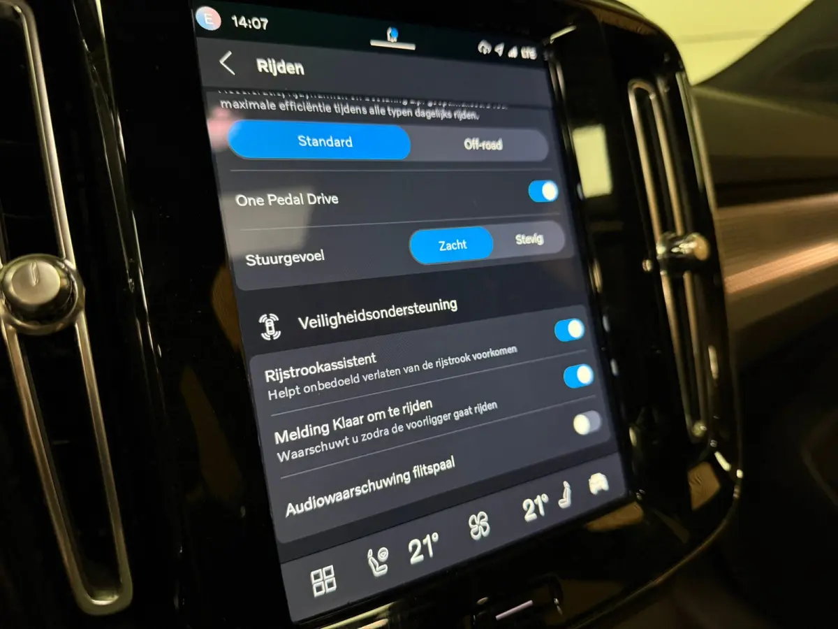 Pro | Trekhaak | Schuifdak | 360° Camera | Harman Kardon | Adaptieve Cruise Control | Bestuurdersstoel elektrisch geheugen | Stoel en Stuurwielverwarming | 20 Inch | Passagiersstoel elektri