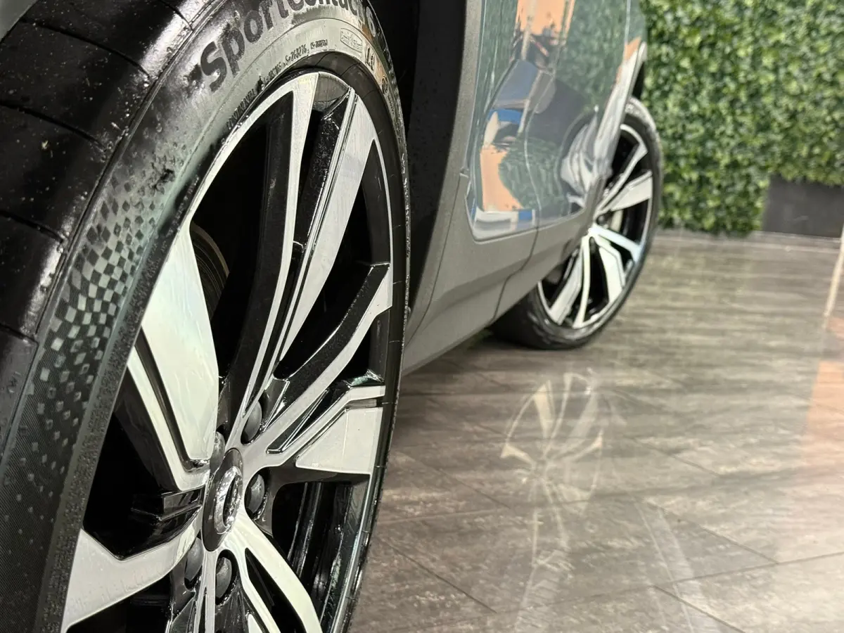 Pro | Trekhaak | Schuifdak | 360° Camera | Harman Kardon | Adaptieve Cruise Control | Bestuurdersstoel elektrisch geheugen | Stoel en Stuurwielverwarming | 20 Inch | Passagiersstoel elektri
