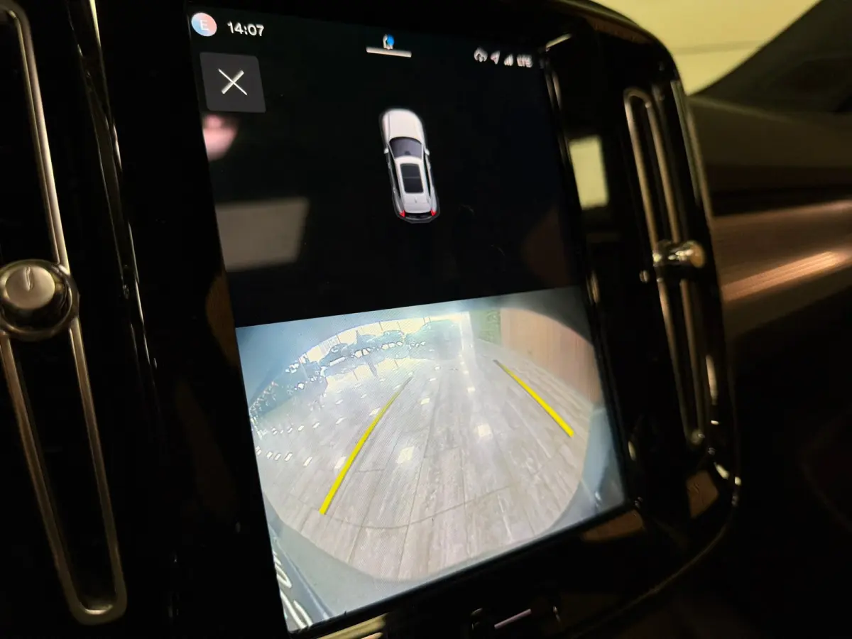 Pro | Trekhaak | Schuifdak | 360° Camera | Harman Kardon | Adaptieve Cruise Control | Bestuurdersstoel elektrisch geheugen | Stoel en Stuurwielverwarming | 20 Inch | Passagiersstoel elektri