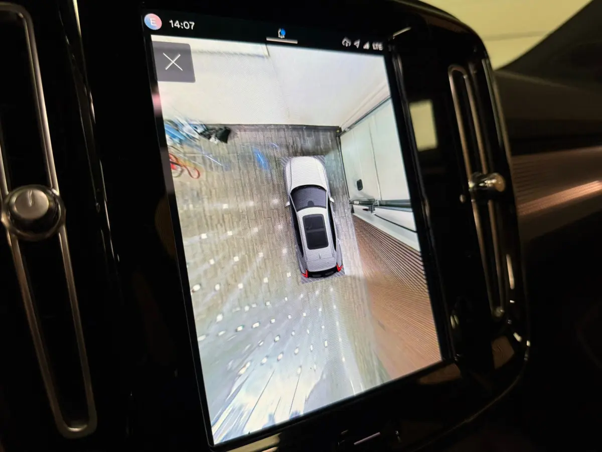 Pro | Trekhaak | Schuifdak | 360° Camera | Harman Kardon | Adaptieve Cruise Control | Bestuurdersstoel elektrisch geheugen | Stoel en Stuurwielverwarming | 20 Inch | Passagiersstoel elektri