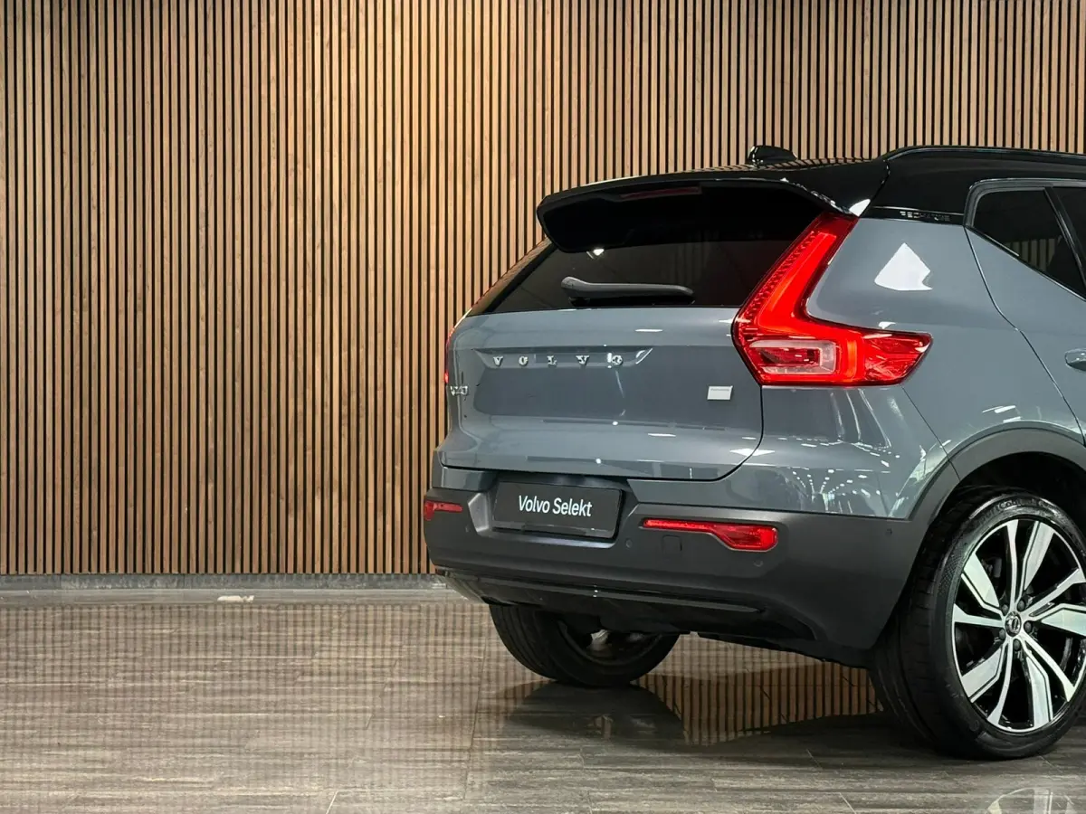 Pro | Trekhaak | Schuifdak | 360° Camera | Harman Kardon | Adaptieve Cruise Control | Bestuurdersstoel elektrisch geheugen | Stoel en Stuurwielverwarming | 20 Inch | Passagiersstoel elektri