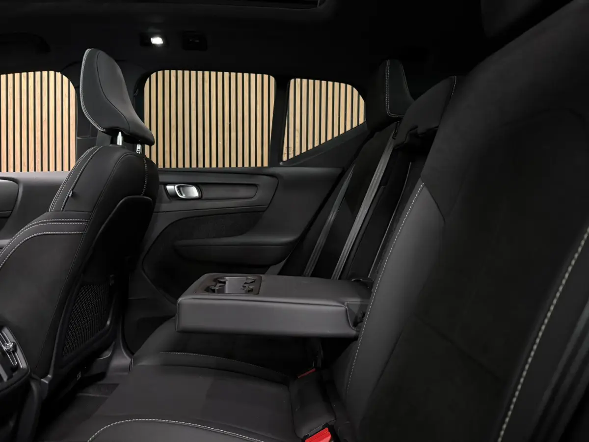 Pro | Trekhaak | Schuifdak | 360° Camera | Harman Kardon | Adaptieve Cruise Control | Bestuurdersstoel elektrisch geheugen | Stoel en Stuurwielverwarming | 20 Inch | Passagiersstoel elektri