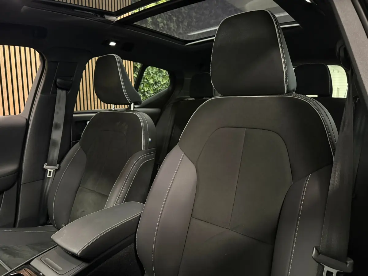 Pro | Trekhaak | Schuifdak | 360° Camera | Harman Kardon | Adaptieve Cruise Control | Bestuurdersstoel elektrisch geheugen | Stoel en Stuurwielverwarming | 20 Inch | Passagiersstoel elektri