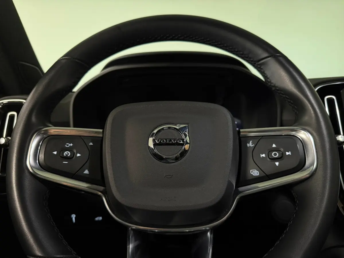 Pro | Trekhaak | Schuifdak | 360° Camera | Harman Kardon | Adaptieve Cruise Control | Bestuurdersstoel elektrisch geheugen | Stoel en Stuurwielverwarming | 20 Inch | Passagiersstoel elektri