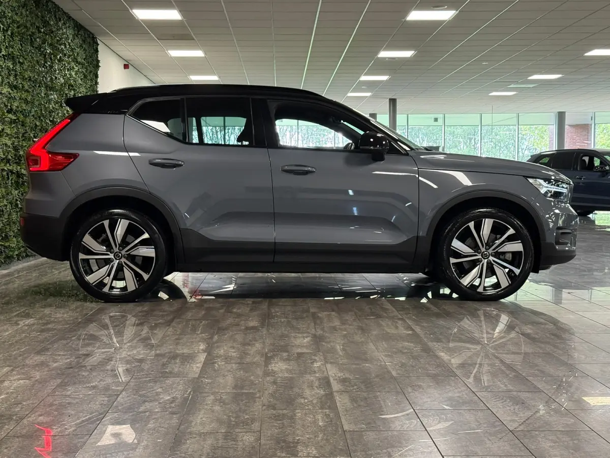 Pro | Trekhaak | Schuifdak | 360° Camera | Harman Kardon | Adaptieve Cruise Control | Bestuurdersstoel elektrisch geheugen | Stoel en Stuurwielverwarming | 20 Inch | Passagiersstoel elektri