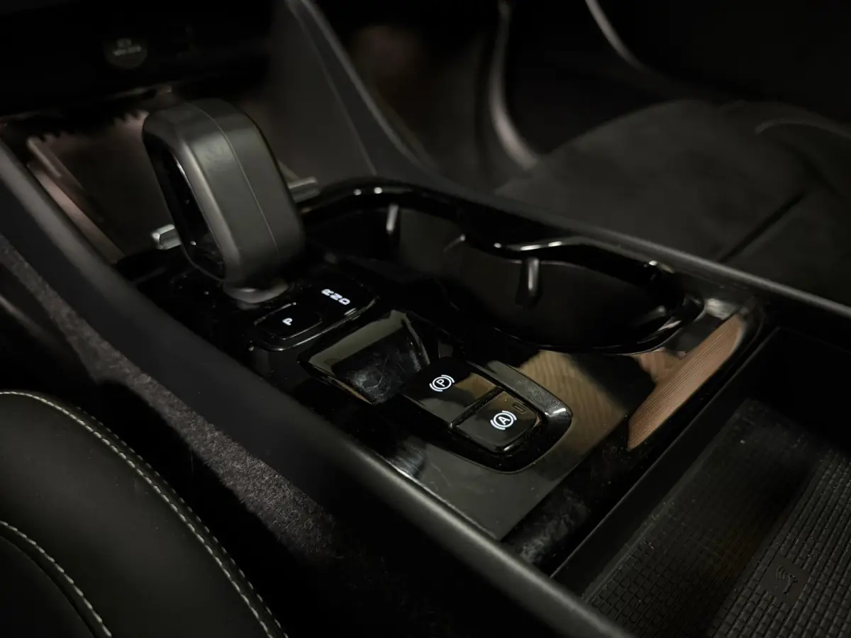 T5 Ultimate Dark | Trekhaak | Schuifdak | Harman Kardon | Parkeercamera | All Season banden | Adaptieve Cruise Control | Stoel en Stuurwielverwarming | Bestuurdersstoel elektrisch geheugen |