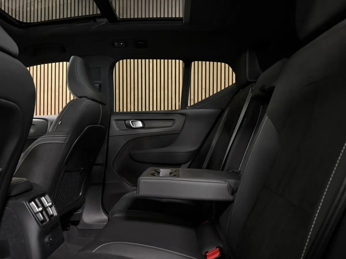 T5 Ultimate Dark | Trekhaak | Schuifdak | Harman Kardon | Parkeercamera | All Season banden | Adaptieve Cruise Control | Stoel en Stuurwielverwarming | Bestuurdersstoel elektrisch geheugen |