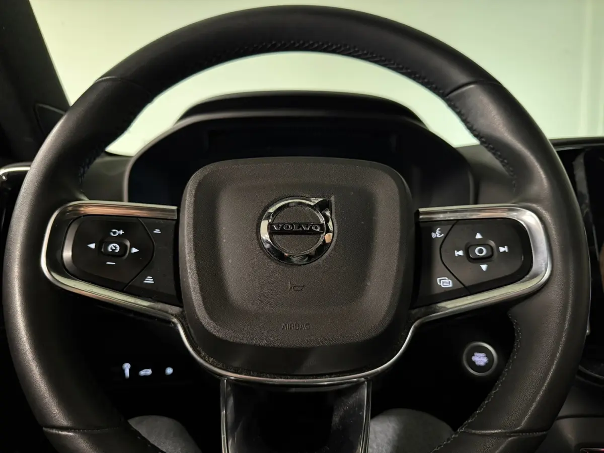 T5 Ultimate Dark | Trekhaak | Schuifdak | Harman Kardon | Parkeercamera | All Season banden | Adaptieve Cruise Control | Stoel en Stuurwielverwarming | Bestuurdersstoel elektrisch geheugen |