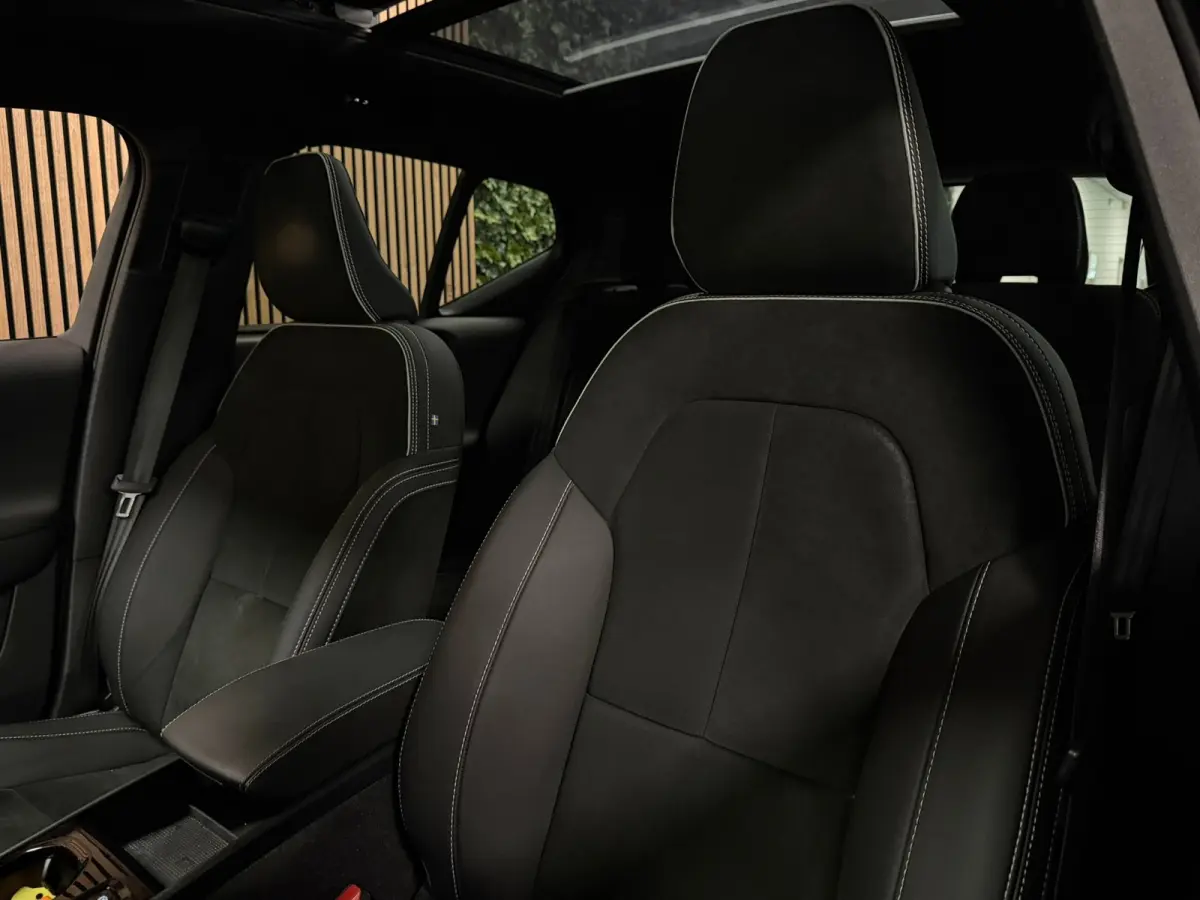 T5 Ultimate Dark | Trekhaak | Schuifdak | Harman Kardon | Parkeercamera | All Season banden | Adaptieve Cruise Control | Stoel en Stuurwielverwarming | Bestuurdersstoel elektrisch geheugen |