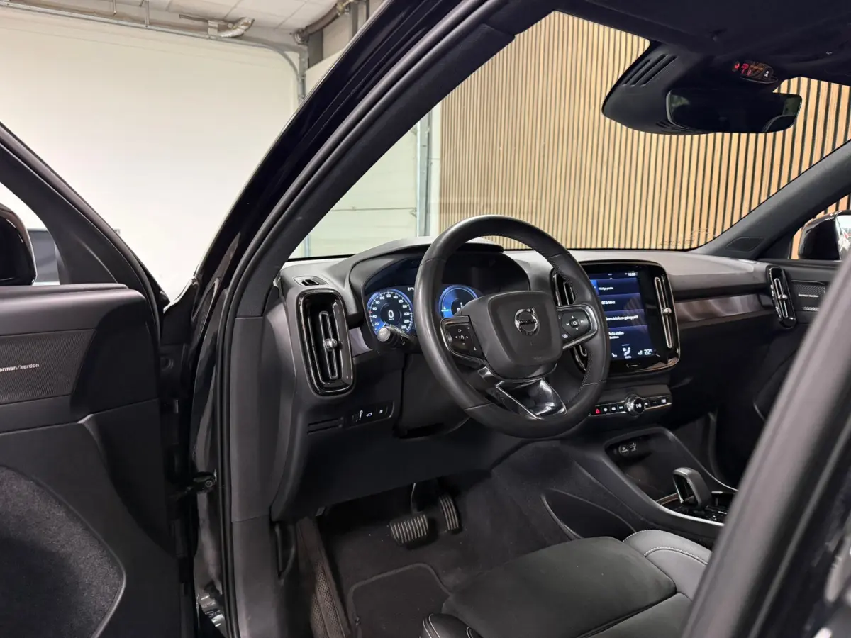 T5 Ultimate Dark | Trekhaak | Schuifdak | Harman Kardon | Parkeercamera | All Season banden | Adaptieve Cruise Control | Stoel en Stuurwielverwarming | Bestuurdersstoel elektrisch geheugen |