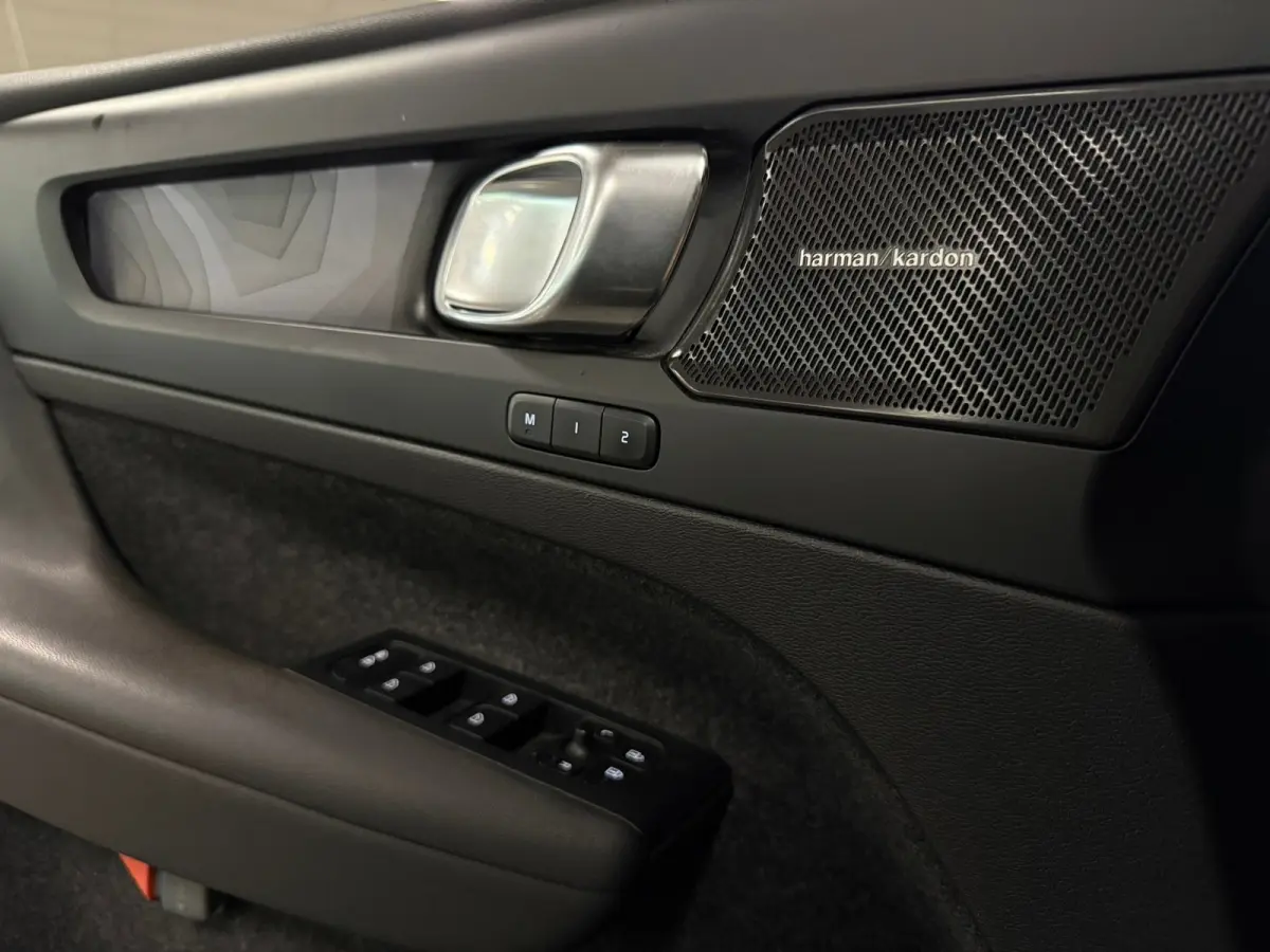 T5 Ultimate Dark | Trekhaak | Schuifdak | Harman Kardon | Parkeercamera | All Season banden | Adaptieve Cruise Control | Stoel en Stuurwielverwarming | Bestuurdersstoel elektrisch geheugen |
