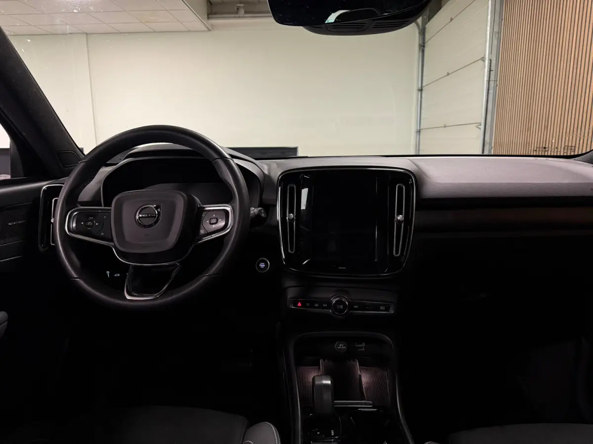 T5 Ultimate Dark | Trekhaak | Schuifdak | Harman Kardon | Parkeercamera | All Season banden | Adaptieve Cruise Control | Stoel en Stuurwielverwarming | Bestuurdersstoel elektrisch geheugen |