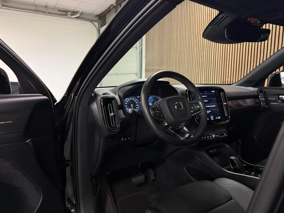 T5 Ultimate Dark | Trekhaak | Schuifdak | Harman Kardon | Parkeercamera | All Season banden | Adaptieve Cruise Control | Stoel en Stuurwielverwarming | Bestuurdersstoel elektrisch geheugen |