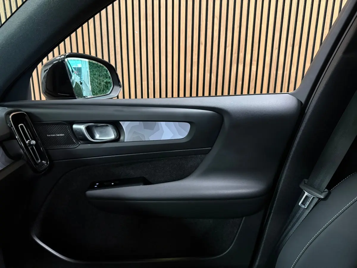 T5 Ultimate Dark | Trekhaak | Schuifdak | Harman Kardon | Parkeercamera | All Season banden | Adaptieve Cruise Control | Stoel en Stuurwielverwarming | Bestuurdersstoel elektrisch geheugen |