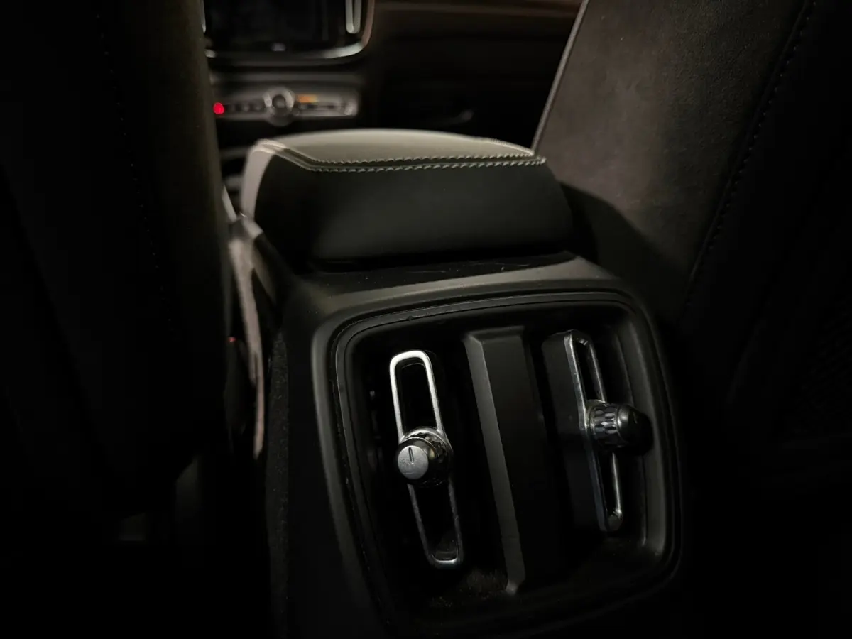 T5 Ultimate Dark | Trekhaak | Schuifdak | Harman Kardon | Parkeercamera | All Season banden | Adaptieve Cruise Control | Stoel en Stuurwielverwarming | Bestuurdersstoel elektrisch geheugen |