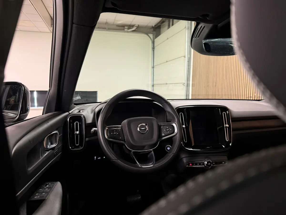 T5 Ultimate Dark | Trekhaak | Schuifdak | Harman Kardon | Parkeercamera | All Season banden | Adaptieve Cruise Control | Stoel en Stuurwielverwarming | Bestuurdersstoel elektrisch geheugen |
