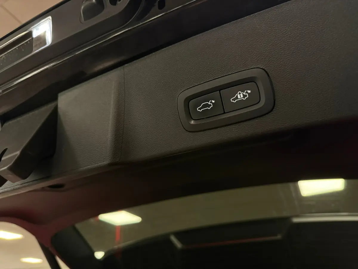 T5 Ultimate Dark | Trekhaak | Schuifdak | Harman Kardon | Parkeercamera | All Season banden | Adaptieve Cruise Control | Stoel en Stuurwielverwarming | Bestuurdersstoel elektrisch geheugen |