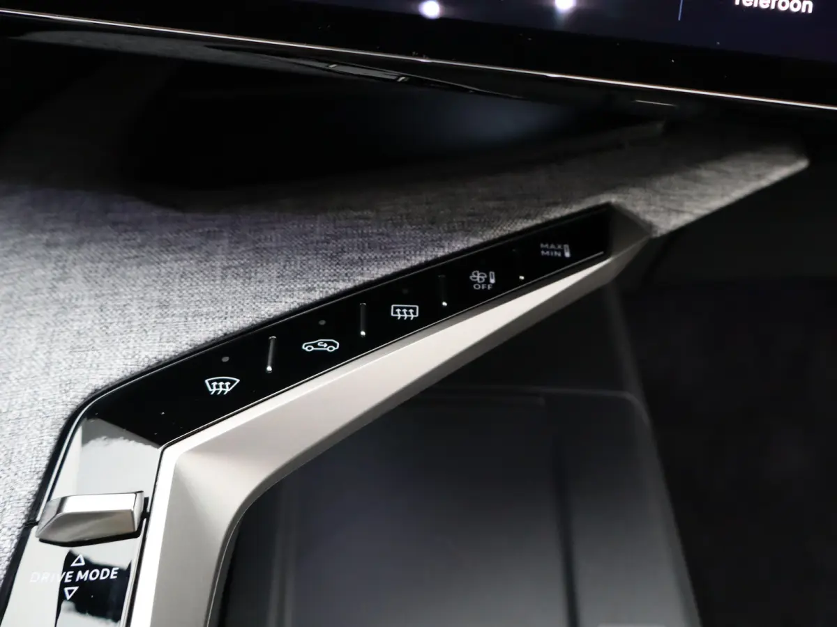 1.2 Hybrid 145 GT | Draadloze Carplay | Camera | Stoelverwarming | Stuurwielverwarming | PDC V+A | Keyless | Cruise Control Adaptief | Elek. Kofferklepbediening | 19" Lichtmetalen Velgen | N